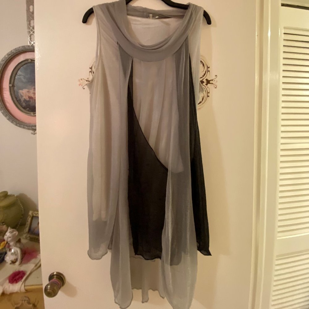 BLACK/SILVER/GRAY FLOWY SLEEVELESS TOP-XL